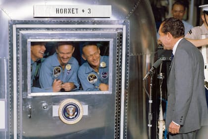 Nixon saluda a los astronautas de la Apolo 11 durante su cuarentena