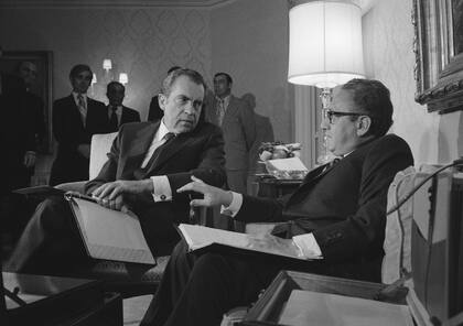 Nixon y Kissinger, en 1972, en medio de las negociaciones por el alto al fuego en Vietnam. (Foto AP)