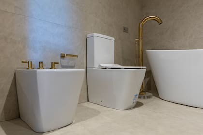 Niza es la primera línea de sanitarios "back to wall": rectangular, compacta y apta para espacios reducidos, se luce aquí en el espacio 002 by Pía Magri.