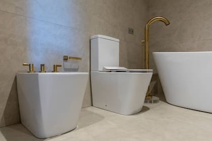 Niza es la primera línea de sanitarios "back to wall": rectangular, compacta y apta para espacios reducidos, se luce aquí en el espacio 002 by Pía Magri.
