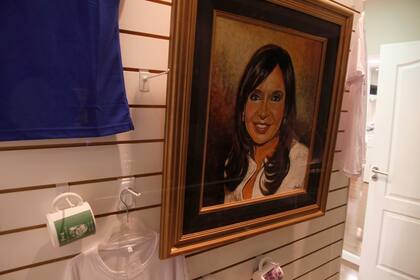 Un retrato de Cristina Kirchner en la sala donde venden merchandising K