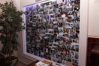 El NK Ateneo tiene centenares de fotos exhibidas en sus paredes. La mayoría son de Néstor, pero también hay de Cristina, Perón y Evita