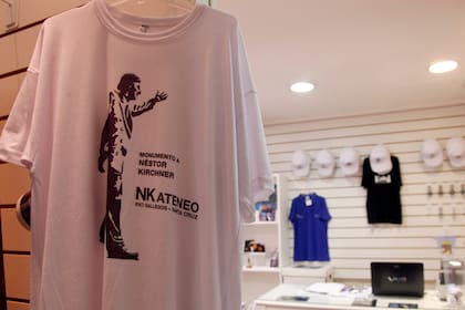 En el NK Ateneo se venden remeras, gorros, postales y llaveros que recuerdan a Néstor Kirchner