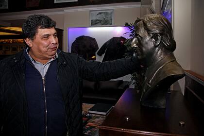 Rudy Ulloa con el busto de Néstor Kirchner en su bar llamado NK Ateneo