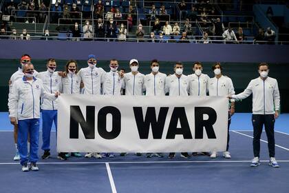 "No a la guerra", piden eslovacos e italianos antes de enfrentarse por la Copa Davis.