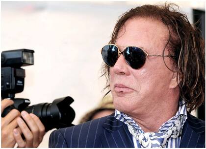 No a todos la vejez les sienta bien... Mickey Rourke pasó por el festival de Venecia.