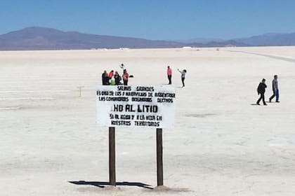 "No al litio. Sí al agua y a la vida en nuestros territorios", es el cartel que recibe a los visitantes de Salinas Grandes, en la provincia de Jujuy, al norte de Argentina