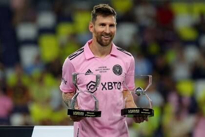No alcanzan las manos para sostener los trofeos: Messi, campeón en Inter Miami, con los premios a goleador y mejor jugador del torneo