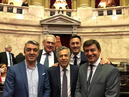 No baja la tensión entre los legisladores nacionales del frente opositor que pelean por la Gobernación de Mendoza: Alfredo Cornejo (centro) y Omar De Marchi (derecha).