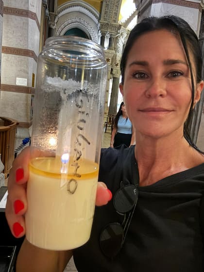 No bien llegó a Lyon, visitó la basílica y prendió una vela por la selección y por su hijo.