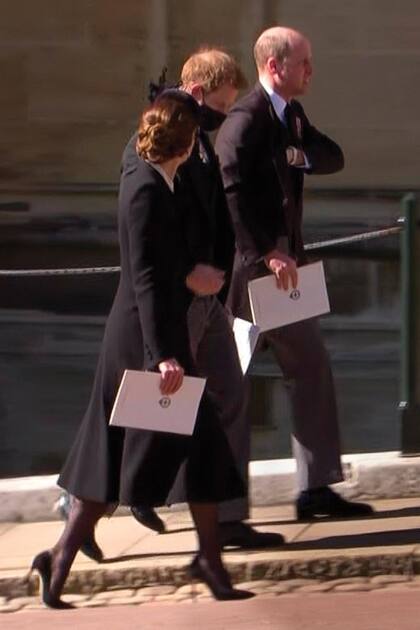 No caminaron hombro a hombro en la procesión,
pero William y Harry buscaron la manera de
encontrarse tras el entierro de su abuelo