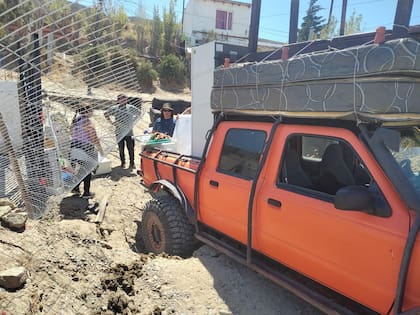 No cesan las dificultades para rescatar muebles y otros enseres de las casas afectadas por el deslizamiento del cerro Hermitte, en Comodoro Rivadavia