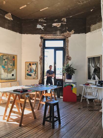 "No cierro la puerta a la fotografía, es un amor que siempre está ahí", dice Lobo Velar desde su taller de La Boca