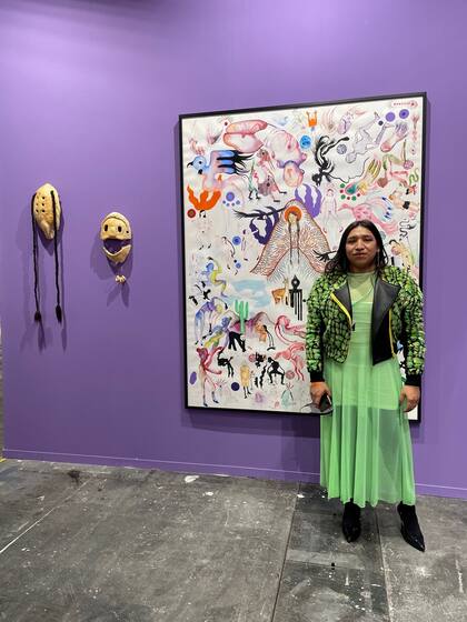 “No definiría una identidad latinoamericana en el arte, sería un error –dice Mariano Mayer, curador de la sección latinoamericana-. Lo que hay es una poética, una sensibilidad particular y una manera de construir formas y de reflexionar sobre el mundo contemporáneo con sencillez, con los materiales que hay a mano”. En la foto, Mauricio "La Chola" Poblete en el stand de Pasto