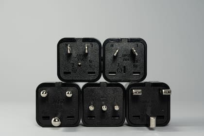 No desconectar el cargador de un teléfono, como también los de otros dispositivos en reposo, puede generar un consumo extra de energía