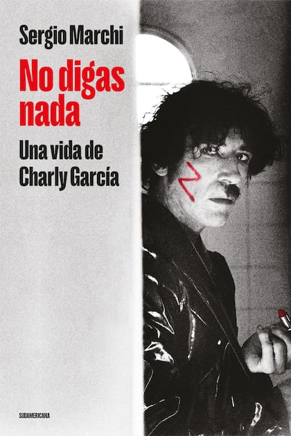 "No digas nada" es algo más que una versión actualizada porque contiene una subtrama: las sombras que cubren la última etapa de Charly
