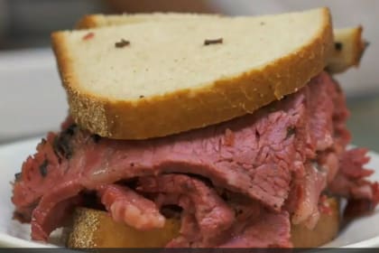 "No encontrarás un sandwich Reuben como este en ningún otro lugar que no sea Katz’s Deli" (TatesAtlas)
