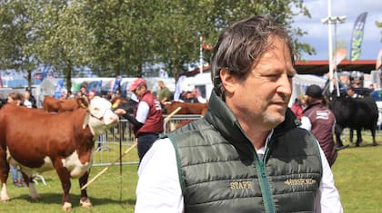 “No era el objetivo armar una cabaña en España pero en 2022 se cerró la exportación de embriones desde la Argentina y me encuentro con 500 embriones allá y ahí decido hacer nuestra propia cabaña argentina”, explica