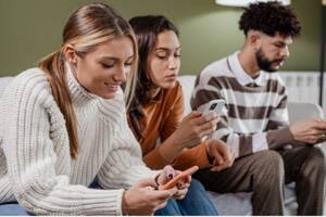 No es extraño que los usuarios muestren los perfiles de posibles matches a sus amigos