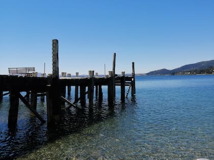 No es fácil acceder a la isla: no hay transporte regular y quien llega al viejo muelle de madera lo hace por su cuenta, casi siempre en kayak o velero