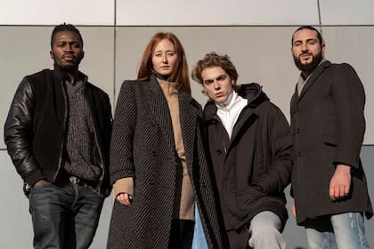 No es lo mismo vestir íntegramente de negro que combinarlo con otros colores