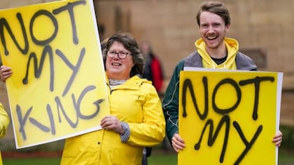 "No es mi rey", dicen las pancartas de estos dos antimonárquicos que participaron en una protesta contra la monarquía en York, el 6 de abril