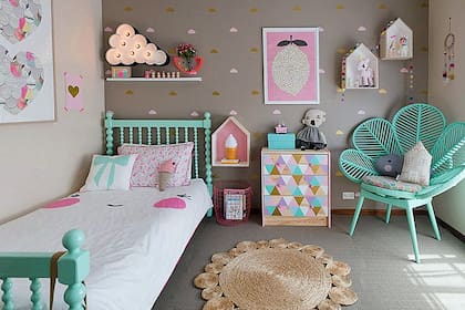 No es necesario atestar el cuarto de cosas para lograr una linda decoración infantil: aquí, se eligieron distintos elementos que combinan colores, materiales y líneas estéticas, logrando un conjunto armónico y divertido