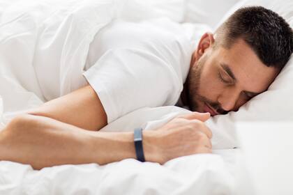No es necesario utilizar relojes inteligentes y bandas conectadas para dormir mejor: según los médicos, el método más efectivo es buscar un sueño natural sin despertador y sin necesidad de levantarse a una hora específica