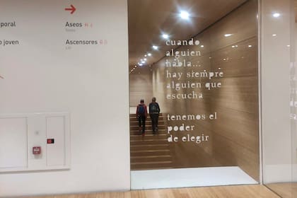 No es parte de la señalética: la obra de la argentina María Orensanz interviene espacios comunes de tránsito en el Pompidou de Málaga