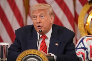 "No es un becerro de oro": pastor defiende bendición de estatua dorada de Trump
