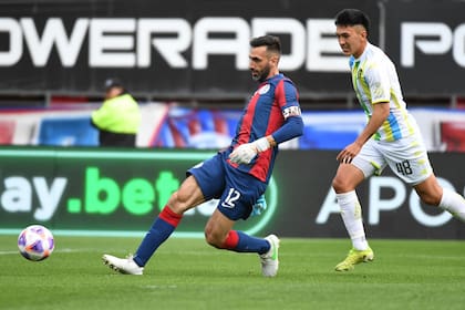 No es un jugador de campo: Torrico lo parece porque la camiseta titular de San Lorenzo esta vez fue suplente y por la buena técnica del arquero para jugar con los pies.