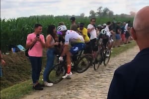 Otra vez la imprudencia en el Tour: una fractura de cuello por un espectador mal ubicado