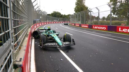 No es usual ver así a Fernando Alonso, accidentado y contramano; al español se le descontroló el Aston Martin, que venía teniendo un rendimiento discreto; el equipo, se vio favorecido por el caos, pero no entusiasma con su ritmo de carrera.