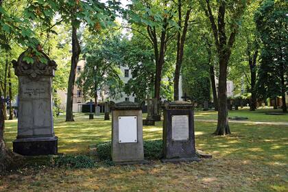 No está en el mapa, pero en la Kleine Rosenthaler Str. está este cementerio con viejos monumento de piedra y árboles gigantescos.