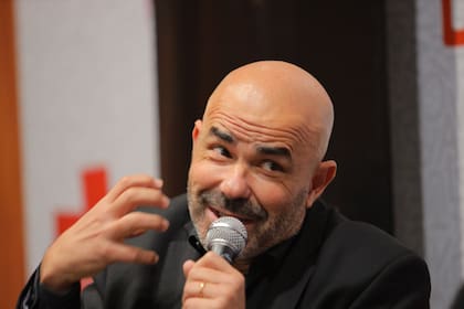 No falla: Eduardo Sacheri fue uno de los escritores argentinos con mayor convocatoria; presentó en la Feria "Los días de la Revolución (1806-1820)"