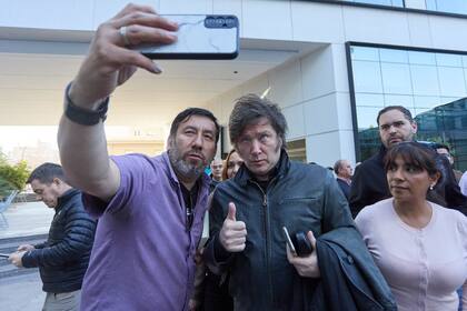 No faltaron las selfies con los seguidores durante el recorrido fugaz de Milei por Mendoza.
