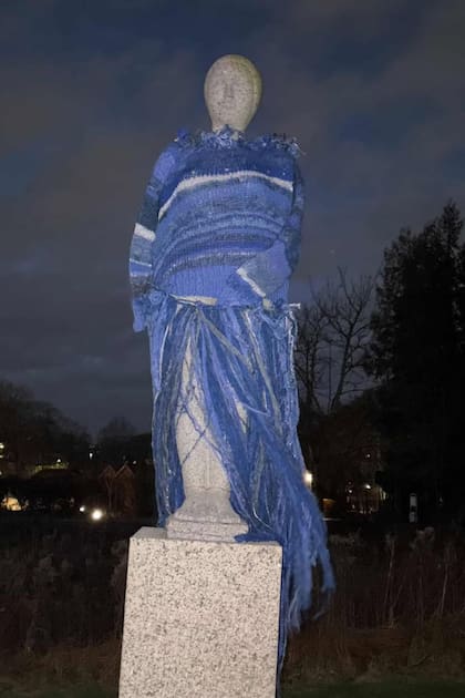 “No fue realmente la desnudez lo que me hizo querer tejer su vestido”, dijo una de las tejedoras, “sino la ausencia de mujeres a quienes se recuerda por sus logros"