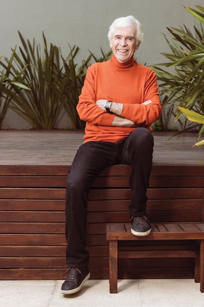 “No fumo hace muchos años, ni tomo bebidas blancas. Tuve muchas noches, muchos vicios, pero me rescaté solito”, cuenta