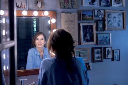 “No había nada de lo que ves”, dice ella del lugar en el que vive desde hace quince años: cuando lo encontró, tras separarse de Rotblat, el padrede Baldomero, era un terreno baldío. Su madre, la escenógrafa Graciela Galán, la ayudó a diseñar la casa. Además de fotos familiares, muchos de los cuadros tienen la historia de su familia, que está vinculada a la dramaturgia, al mundo circense, al cine y al teatro.