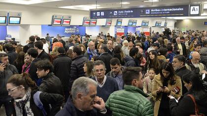 No habrá vuelos &quot;hasta por lo menos las 10&quot; por el conflicto gremial, dijo el presidente de Aerolíneas Argentinas