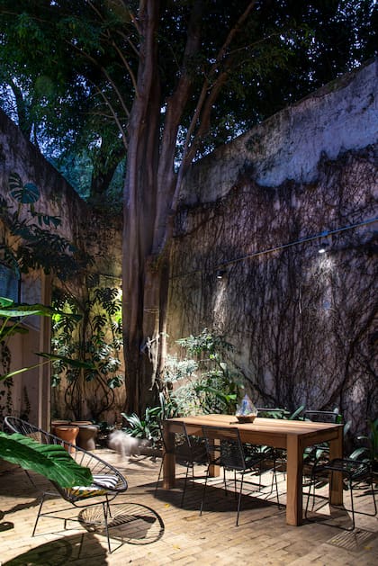 No hace falta un gran espacio para diseñar un rincón nocturno al aire libre