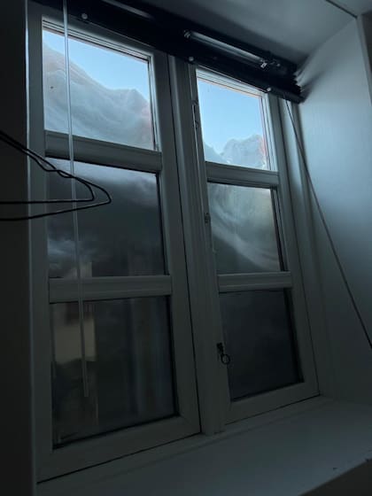 No hay conexión entre ciudades así que solo se puede ir en avión o barco, es imposible mantener las carreteras. Los groenlandeses originarios son los inuit, que son mayoría.