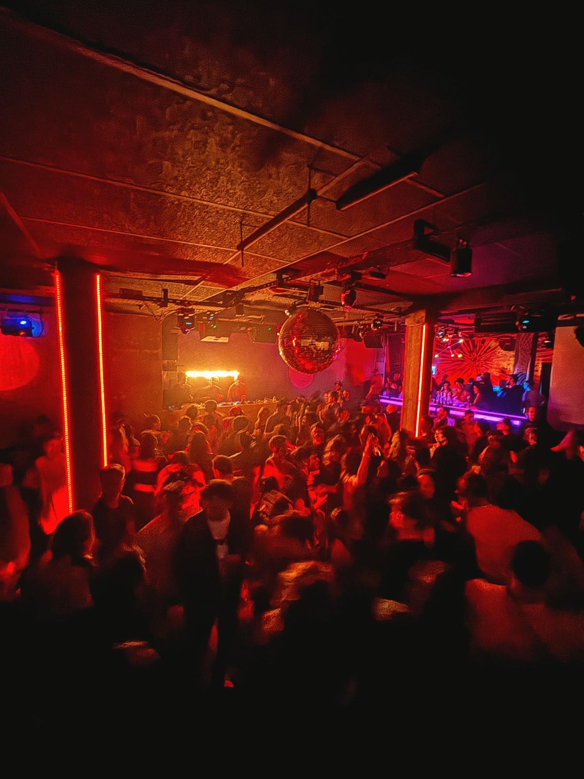 Que tal uma das festas de hoje onde jovens descobrindo a música dos anos 90 e 2000 dançam com pessoas na faixa dos 40 anos?