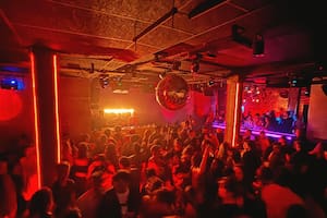 Crearon una de las fiestas del momento donde bailan jóvenes que descubren la música de los 90 y 2000 con personas de +40