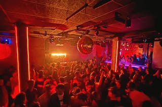 Crearon una de las fiestas del momento donde bailan jóvenes que descubren la música de los 90 y 2000 con personas de +40