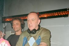 Crearon una de las fiestas del momento donde bailan jóvenes que descubren la música de los 90 y 2000 con personas de +40