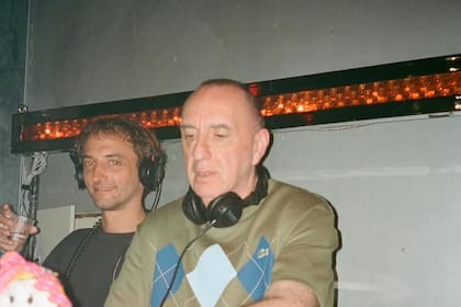 Crearon una de las fiestas del momento donde bailan jóvenes que descubren la música de los 90 y 2000 con personas de +40