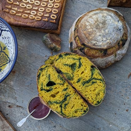 No hay dos hogazas iguales porque tampoco se repiten las condiciones: cambian la humedad, la acidez del fermento, la energía del ambiente, incluso el estado de quien trabaja la masa