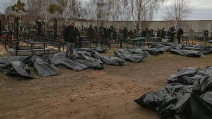 No hay guerra, dice la propaganda rusa, solo heroicos soldados rusos que defienden la patria mientras se cuidan de no atacar a los civiles