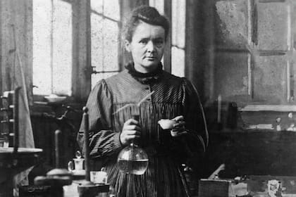 No hay imágenes de Marie Curie sonriente. El gesto era ese entonces considerado una ofensa. 